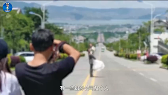 宏天凯讯：为圆网红梦，多人躺网红公路中间拍照，交警喊话：你已经违法了